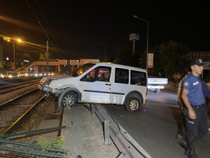Bursa'da ticari araç metro rayına uçtu
