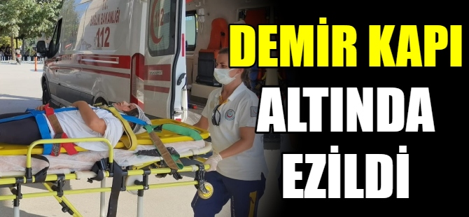 Demir kapının altında ezildi