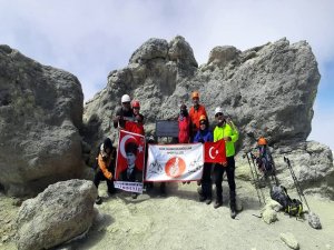 İran'da Türk Bayrağı dalgalandı