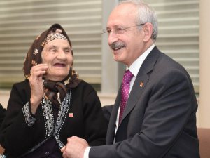 Kılıçdaroğlu, 96 yaşındaki partili ile görüştü