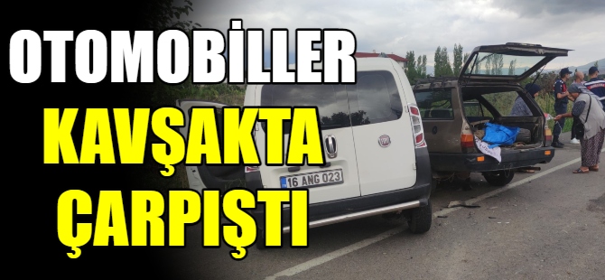 Otomobiller kavşakta çarpıştı