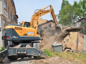 Bursa'da metruk binalar yıkıldı