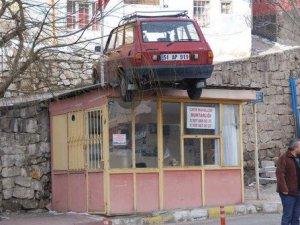 Otomobil muhtarlığın çatısına uçtu