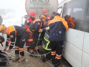 Yolcu midibüsü TIR a çarptı: Onlarca yaralı