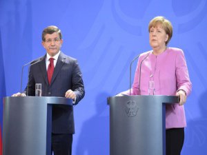 Davutoğlu: Mülteciler krizinde, biri diğerine topu atarsa çözüm zorlaşır