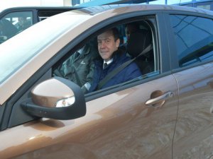 Medvedev, yeni model Lada XRAY'i test etti