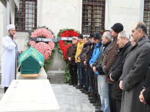 Ünlü edebiyatçı son yolculuğuna uğurlandı