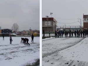 Zemindeki karları taraftar ile futbolcular temizledi