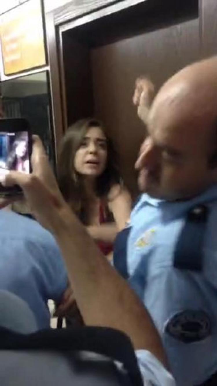 Karakola getirilen kadın polis tokatladı