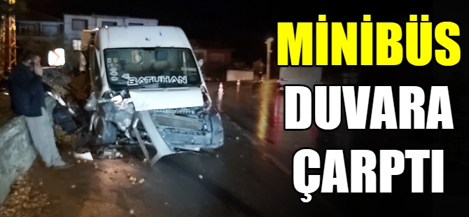 Minibüs duvara çarptı: 1 yaralı