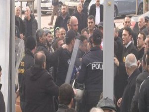 Otobüs şoförleri belediyeyi bastı