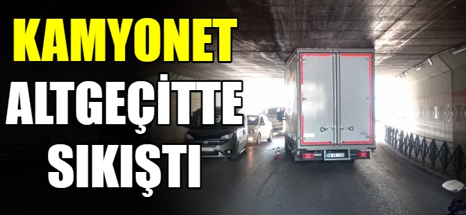 Kamyonet altgeçitte sıkıştı