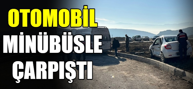 Minibüs otomobile çarptı