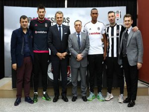 Beşiktaş'ın yeni transferleri için imza töreni yapıldı