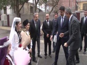 Özer'den Bakü'deki Türk okullarına ziyaret