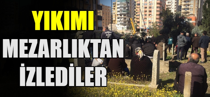 Bina yıkımını mezarlıktan izlediler