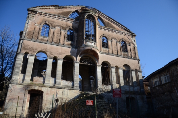 Bursa'daki tarihi kiliseyi talan ettiler