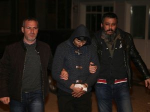 Annesinin kocasını öldürdü