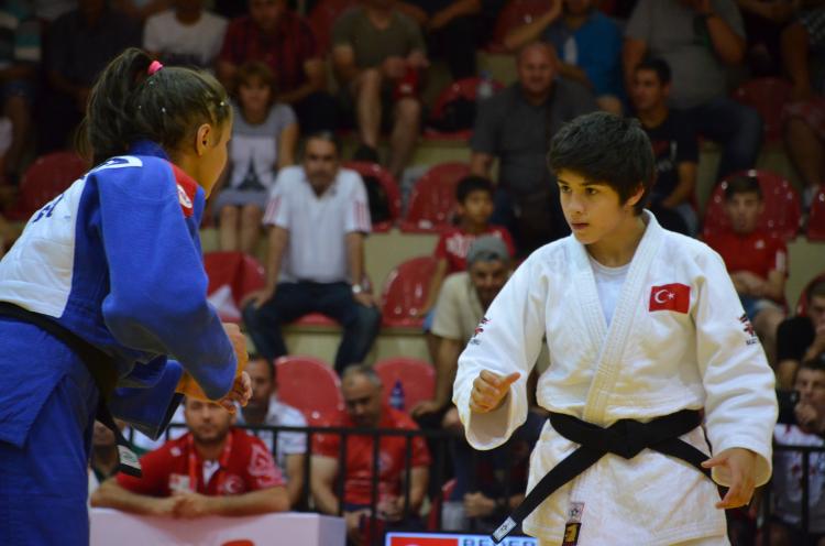 Milli judocu Beder EYOF2015'te Gürcü rakibini yendi