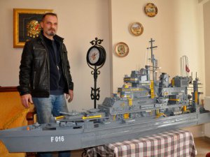 Çöpe atıklardan gemi yaptı