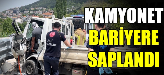 Kamyonet bariyerlere saplandı