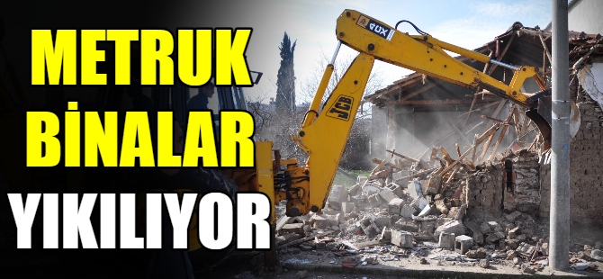 Metruk binalara yıkıldı