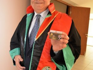 60 yaşında üçüncü üniversitesini bitirdi