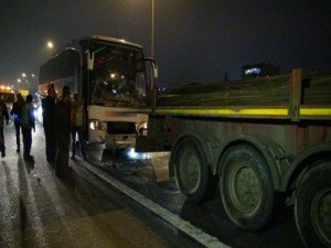 Yolcu otobüsü TIR'a çarptı