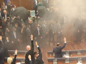 Muhalif vekiller meclisten yaka paça atıldı