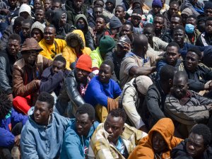 Tunus’ta kaçak göçmenler kurtarıldı