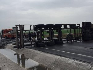 TIR yol ortasına devrildi