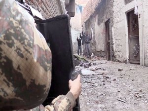 Sur'da teröristlerin teslim olma anı