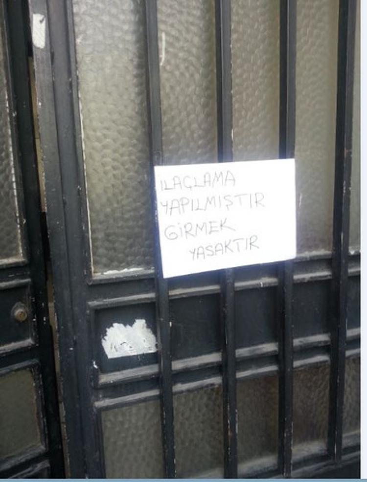İşhanında 12 kişi zehirlendikten sonra 'İlaçlama yapılmıştır' yazısı asıldı