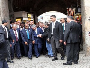 Konuk Cumhurbaşkanı Koza Han’ı gezdi