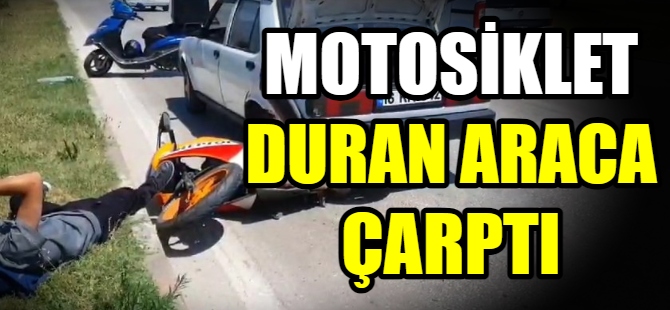 Motosiklet duran araca çarptı