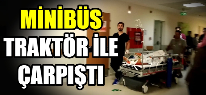 Minibüs traktör ile çarpıştı