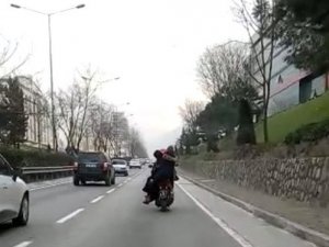 Motosiklet üzerinde tehlikeli yolculuk