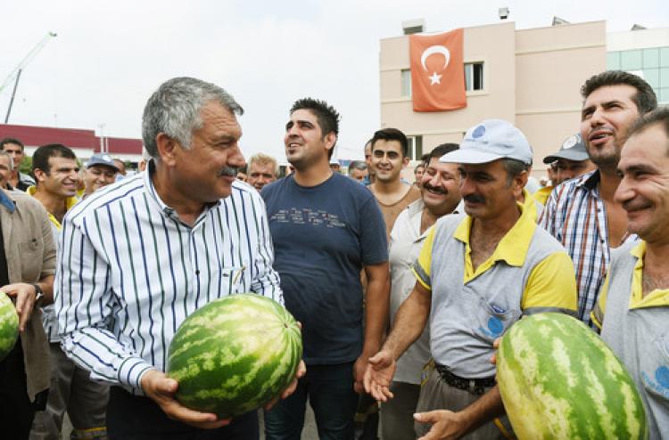 Belediye, çalışanlarına karpuz dağıttı