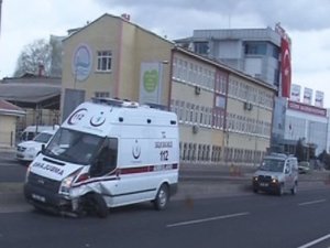 Ambulans kaza yaptı: 3 yaralı