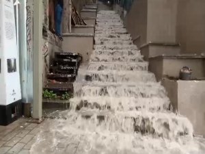 Taksim'de yağmur etkili oldu