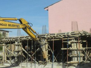 Bursa’da kaçak inşaatlar yıkıldı