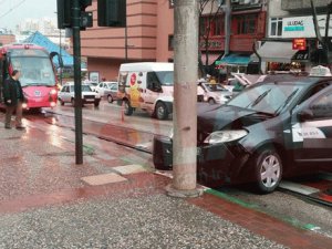 Bursa'da trafik kazası tramvay seferini aksattı