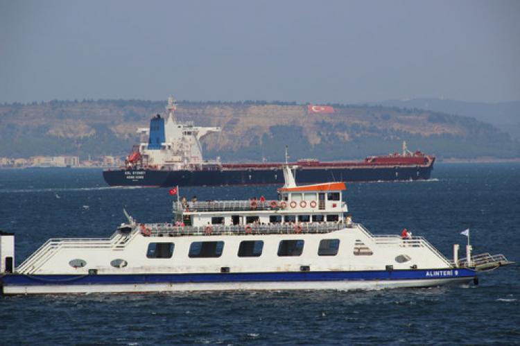Çanakkale Boğazı'nda arızalanan geminin arızası giderildi