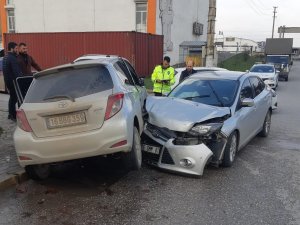 Bursa'da 2 otomobil çarpıştı