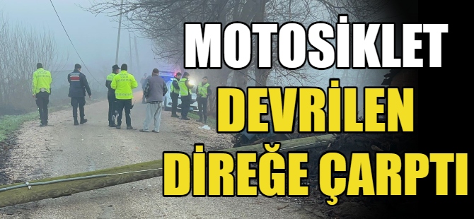 Motosiklet devrilen direğe çarptı