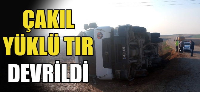 Çakıl yüklü tır devrildi