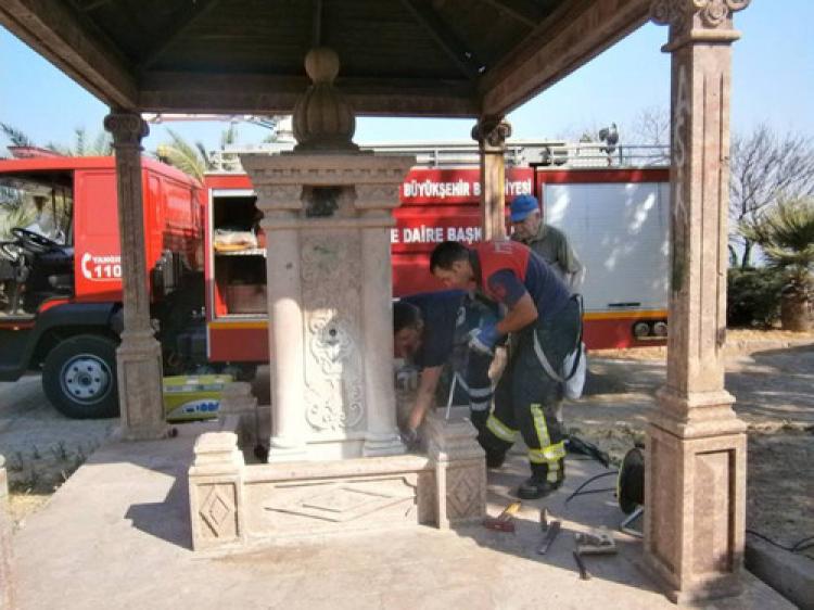Su borusuna sıkışan kediyi itfaiye ekibi kurtardı