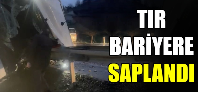 Tır bariyerlere saplandı