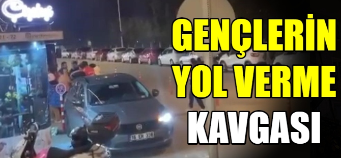 Gençlerin yol verme kavgası