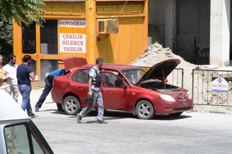 Suriyelinin plakasız aracı polisi alarma geçirdi